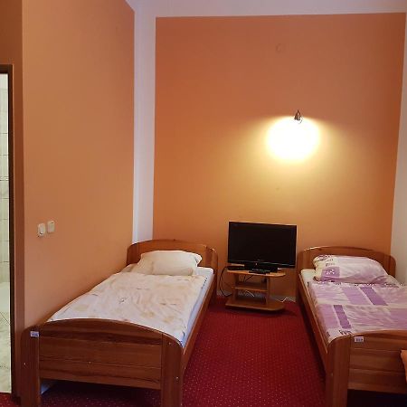Chrobry Hotel Szprotawa ภายนอก รูปภาพ